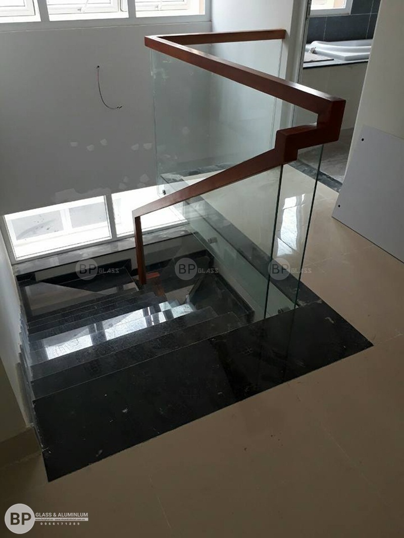 thi công cầu thang kính, lan can kính quận 7, hcm